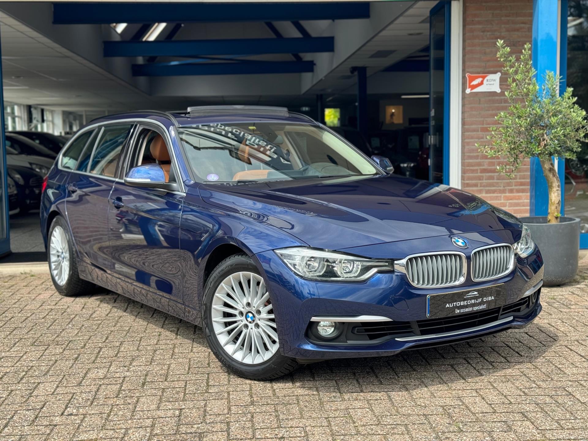 BMW 3 Serie Touring 320i Luxury 2019 AUT NAVI LEDER 1e Eig! 48659405-0.jpg | Autobedrijf Diba