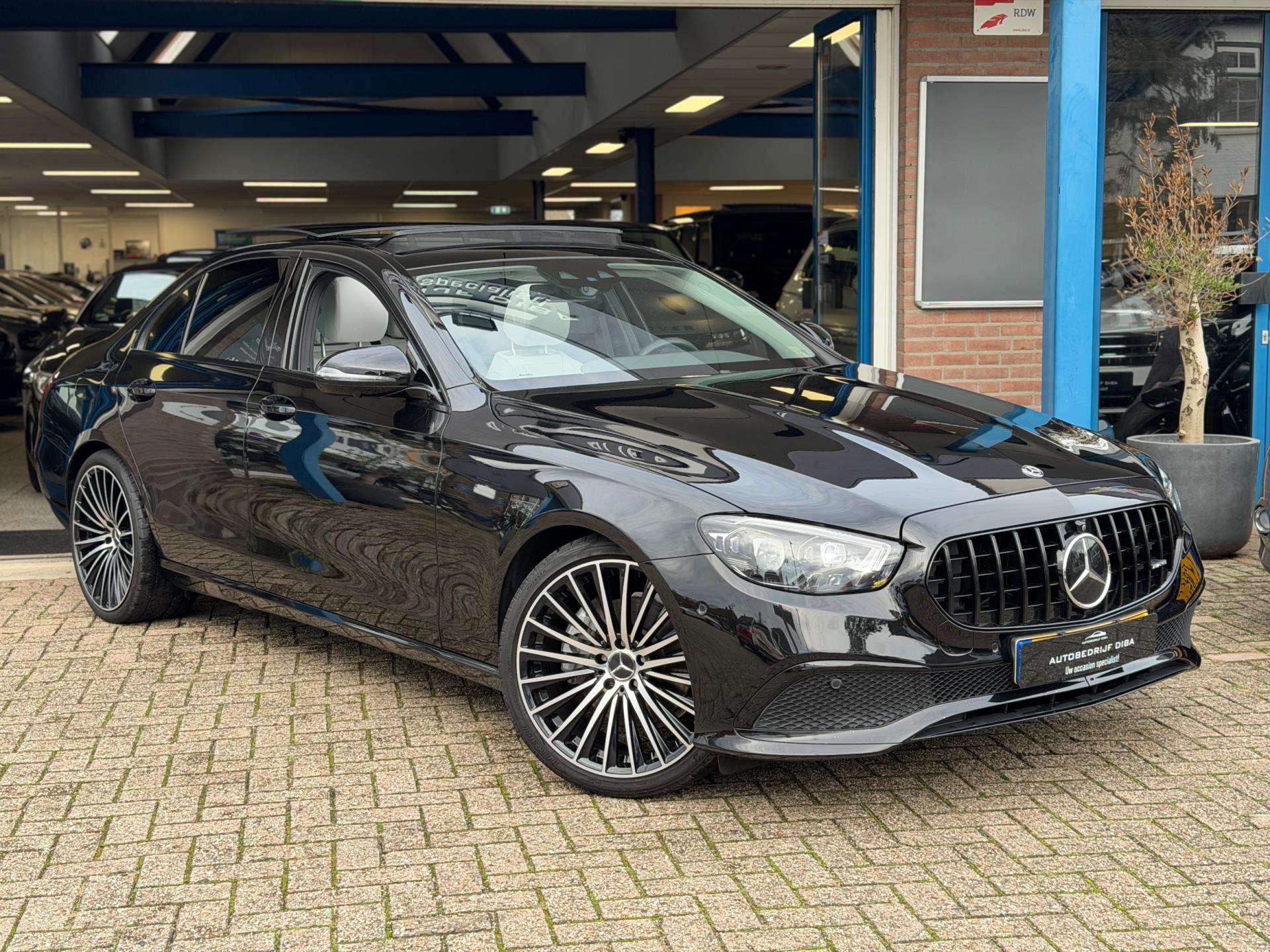 Mercedes-Benz E-Klasse 200 AMG PAKKET AUT PANO NAVI LM NAP! 50050264-0.jpg | Autobedrijf Diba