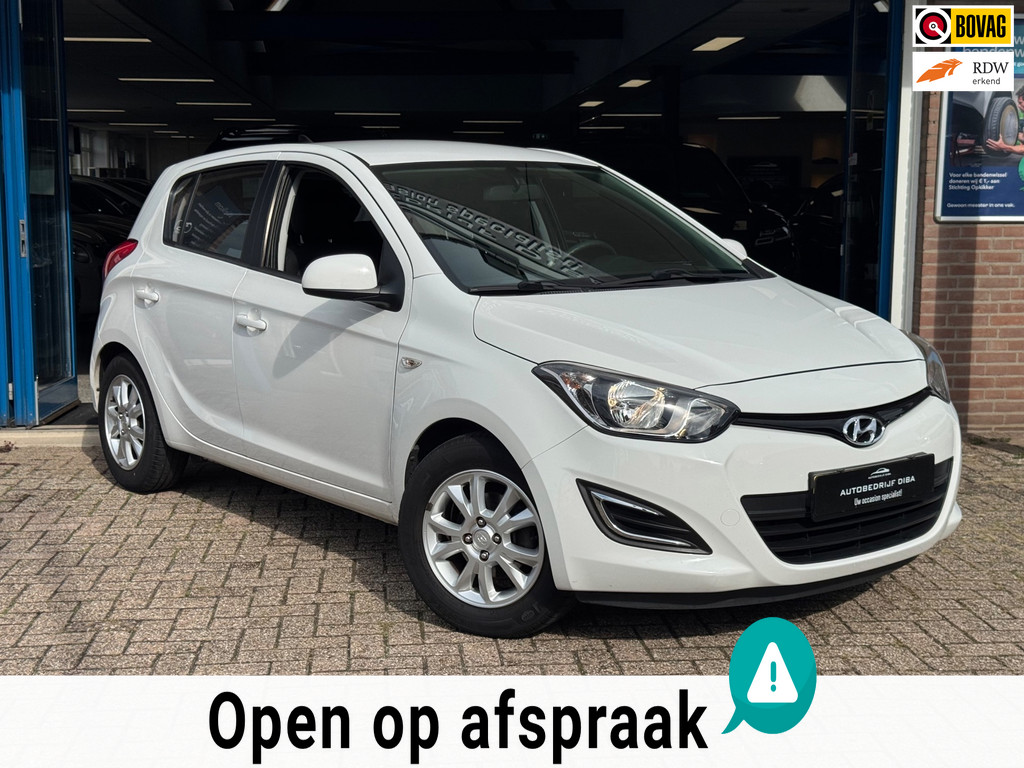 Hyundai i20 1.2i i-Drive 2014 WIT 5drs AIRCO LM APK NAP! 57108103-0.jpg | Autobedrijf Diba